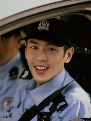 坐上黑幫老大的警車後