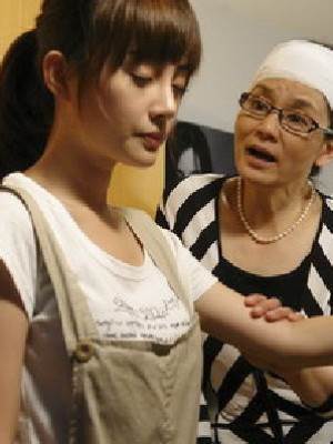 她不過是想幫那個被扒了衣服的女人